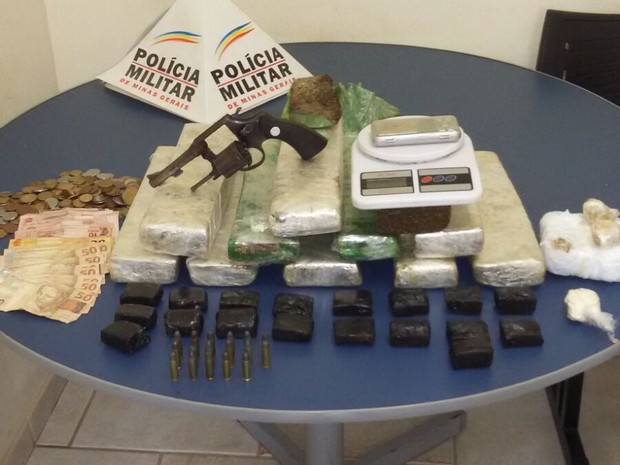 G1 Em Ipanema PM Apreende Drogas E Arma Em Fundo Falso De Escada