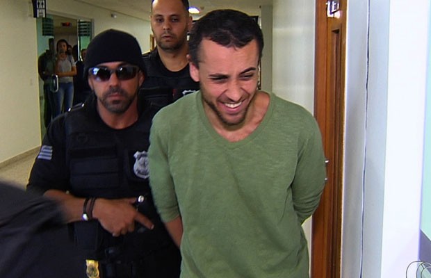 Cadu sorri ao chegar para audiência de instrução e julgamento, no Fórum de Goiânia, Goiás (Foto: Reprodução/TV Anhanguera)