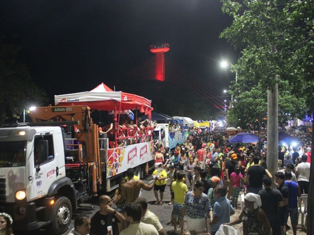 Caminhõescontinuam desfile no final do percurso - Corso de Teresina 2017 (Foto: Samanta/G1)