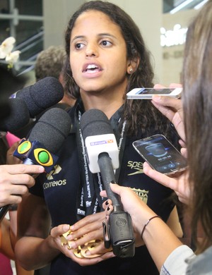 Etiene Medeiros no retorno ao Brasil (Foto: Bruna Toledo/SM PRESS)
