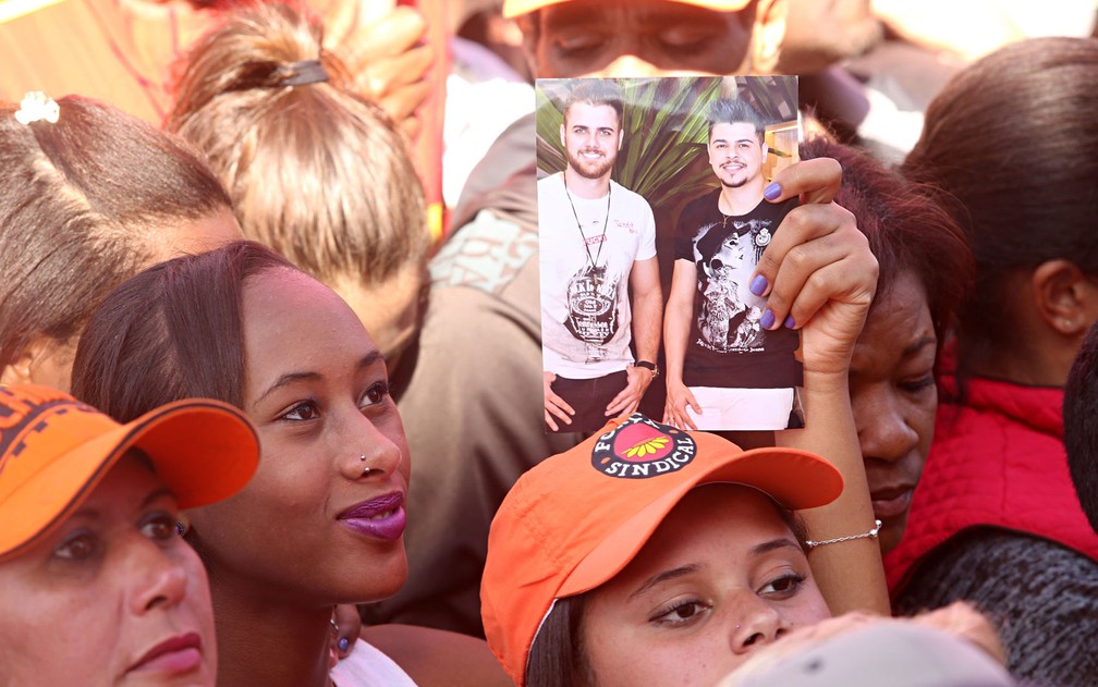 Fãs de Bruno e Barreto assistem a show em evento da Força Sindical em São Paulo (Foto: Celso Tavares/G1)