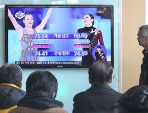 torcida Coreia assistindo a patinadora Yuna Kim em Sochi (Foto: AP)