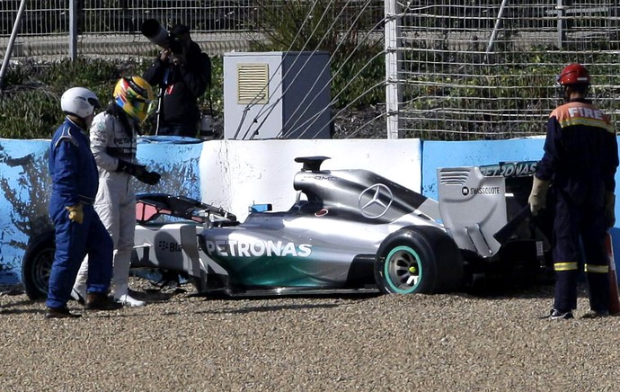 Hamilton Mercedes testes da F1 em Jerez batida (Foto: EFE)