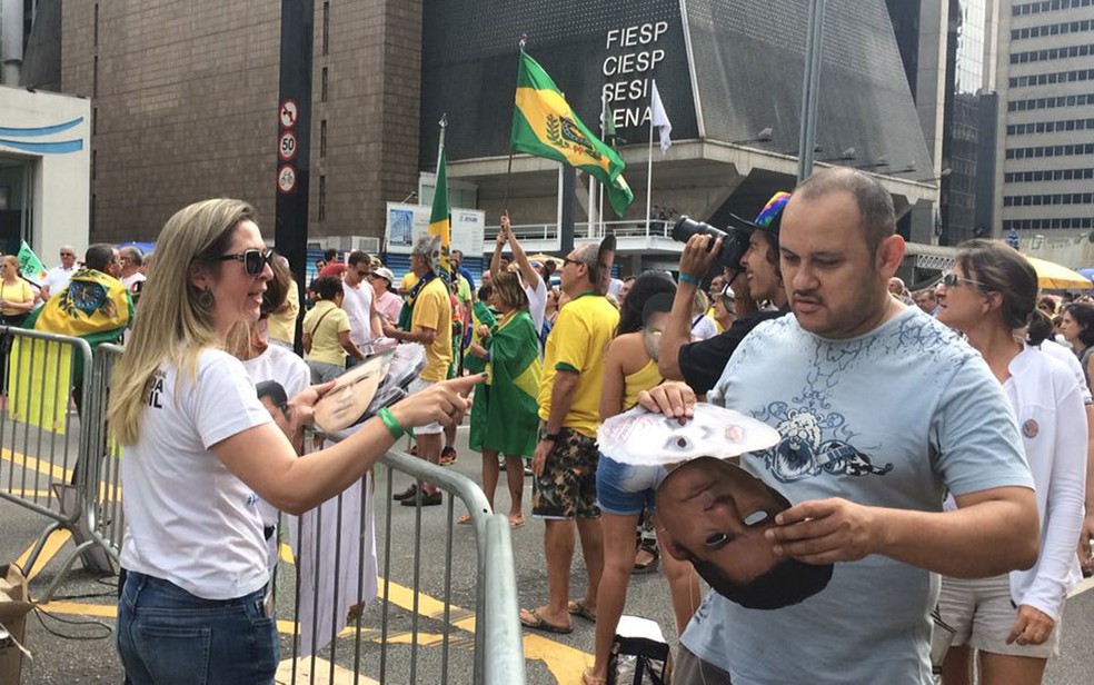Manifestantes distribuem máscaras do juiz Sérgio Moro, do procuradorDeltan Dallagnol e uma do ex-presidente Lula como vampiro (Foto: Paulo Toledo Piza/G1)