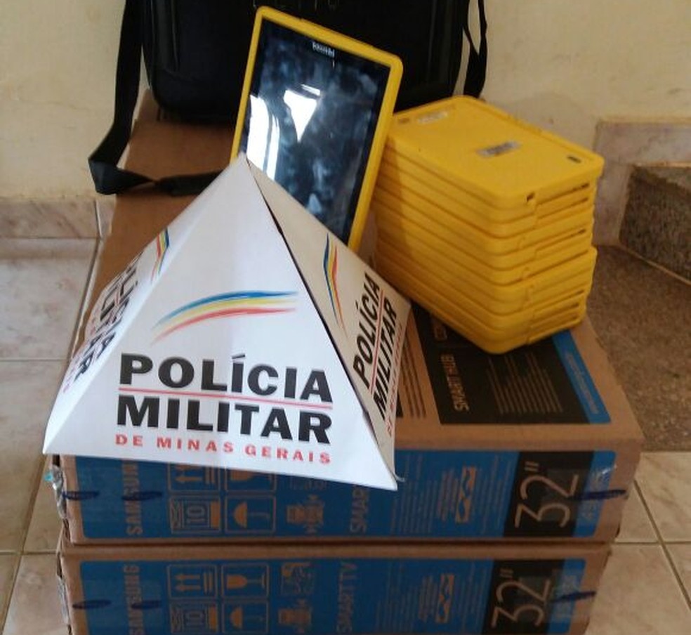 Materiais roubados da escola durante a ação do criminoso (Foto: Polícia Militar/Divulgação)
