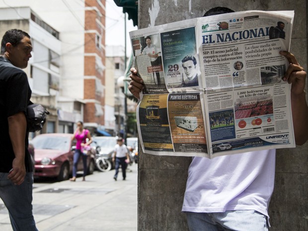 Em Caracas, homem lê edição do ‘El Nacional’, jornal processado pelo líder do parlamento venezuelano, Diosdado Cabello (Foto: Reuters/Marco Bello)