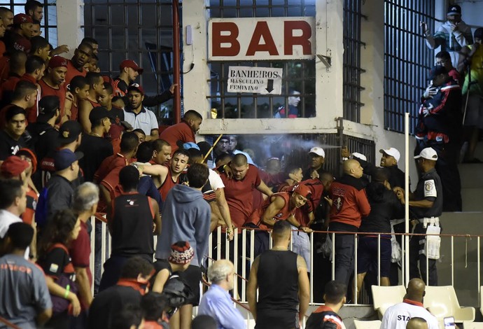 Flamengo x Vasco, basquete, Campeonato Carioca de Basquete, briga entre torcedores (Foto: André Durão)