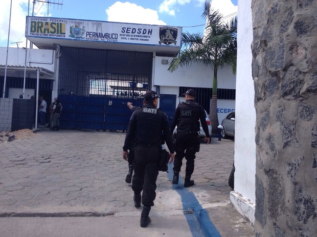 Agentes do Grupo de Apoio Tático Itinerante (Gati) da PM também estão no local (Foto: Marina Barbosa/G1)