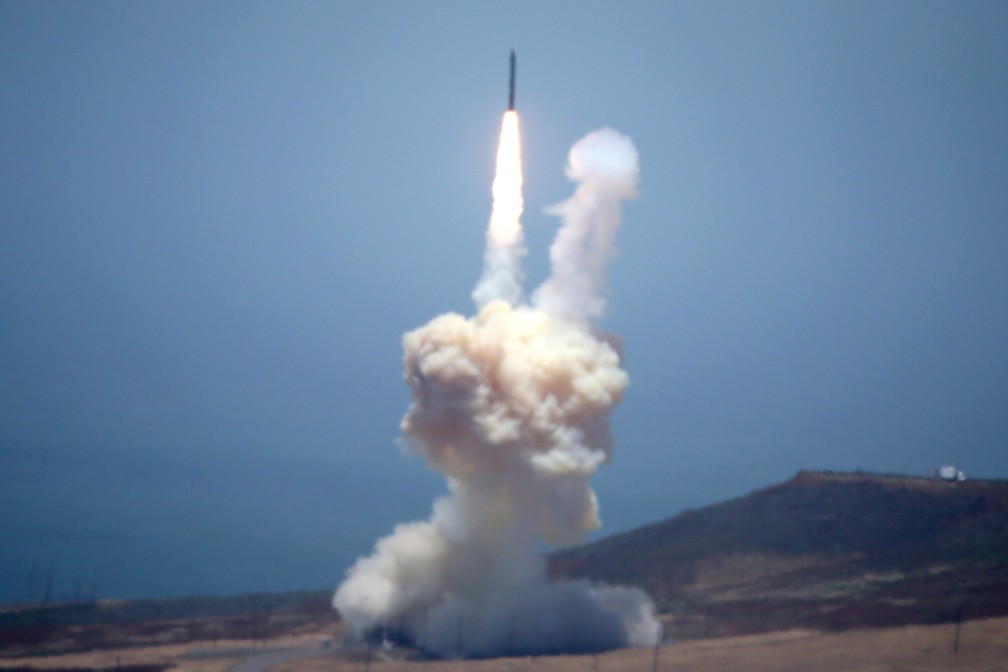 Míssil do sistema de Defesa de míssil balístico dos Estados Unidos é lançado nesta terça-feira (30) da base aérea de Vandenberg, na Califórnia (Foto: REUTERS/Lucy Nicholson)