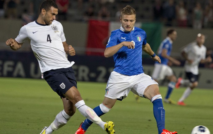 Steven Caulker e Ciro Immobile Inglaterra x Itália (Foto: AFP)