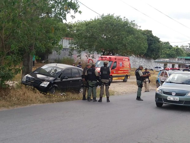 Carro onde o professor foi encontrado morto estava em acostamento da via local da BR-101, em frente à fábrica da Masterboi (Foto: Marlon Costa Lisboa/Pernambuco Press)