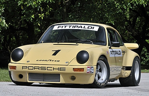 O Porsche 911 RSR pilotado por Emerson Fittipaldi em 1974, durante a 1ª temporada do International Race of Champions (IROC), foi arrematado por US$ 875 mil (cerca de R$ 1,78 milhão) no último dia 30, no leilão de Monterey, na Califórnia (EUA). Naquele mes (Foto: Divulgação)