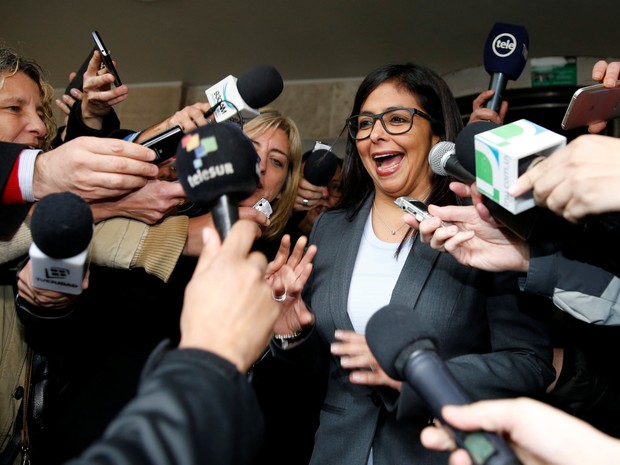 Delcy Rodríguez fala com jornalistas diante do Ministério das Relações Exteriores uruguaio, em Montevidéu (Foto: Andres Stapff/Reuters) Delcy Rodríguez fala com jornalistas diante do Ministério das Relações Exteriores uruguaio, em Montevidéu (Foto: Andres Stapff/Reuters)