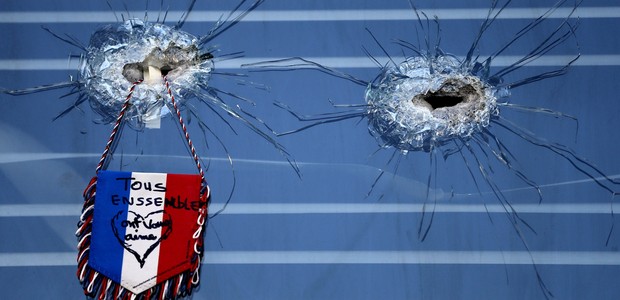 Polícia acha fuzis em carro utilizado por terroristas em atentados em Paris; SIGA (Polícia acha fuzis em carro utilizado por terroristas em atentados em Paris; SIGA (AP/ Frank Augstein))