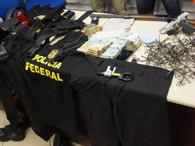 Fardas da Polícia Federal foram encontradas com suspeitos presos (Foto: Divulgação / Polícia Civil)