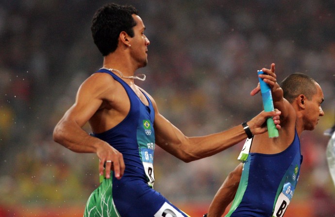 Bruno Lins passa o bastão para Vicente Lenílson 4 x 100m Pequim 2008  (Foto: Jonne Roriz/Agência Estado)