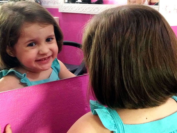 Menina doa cabelo para criança com câncer (Foto: Claryssa Amorim/G1)
