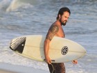 Paulo Vilhena surfa em praia do Rio