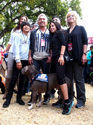 Cesar Millan (no centro) posa ao lado da famlia e amigos no incio da segunda caminhada que tenta sensibilizar a populao sobre a adoo de ces (Foto: Robert MacPherson/AFP)