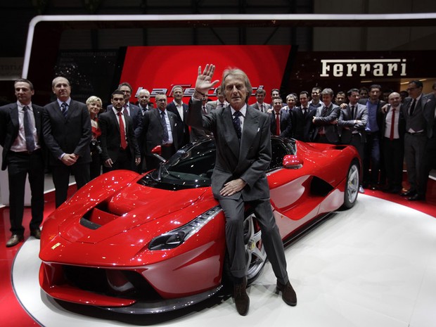 O CEO da Ferrari, Luca Cordero di Montezemolo, apresenta a híbrida LaFerrari (Foto: Denis Balibouse/Reuters)