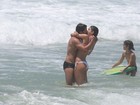 Sophie Charlotte e Daniel Oliveira namoram em praia do Rio e ator quase fica sem a sunga