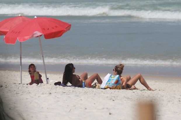 Grazi Massafera na praia com a filha Sofia (Foto: Dilson Silva/ AG. News) Grazi Massafera na praia com a filha Sofia (Foto: Dilson Silva/ AG. News)