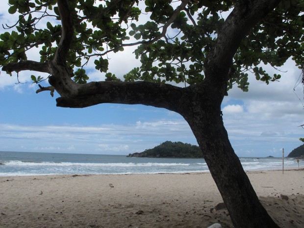 Praia Branca é um dos atrativos para quem se hospeda na comunidade caiçara (Foto: Anna Gabriela Ribeiro/G1)