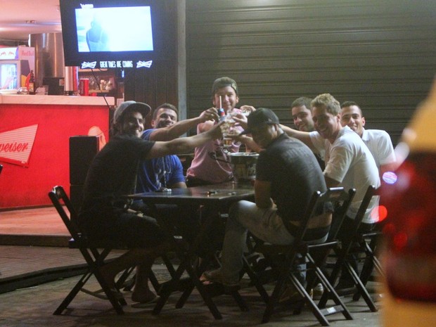 Caio Castro com amigos em bar na Zona Oeste do Rio (Foto: Delson Silva/ Ag. News)
