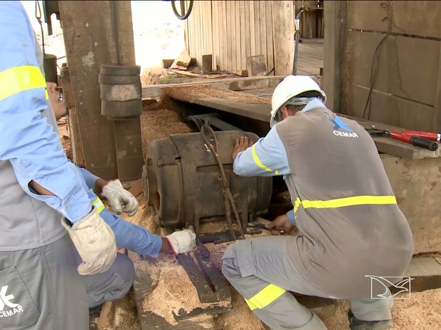 remoção dos transformadores foi feita pelas equipes da concessionária de energia que acompanham a operação (Foto: Reprodução/TV Mirante) remoção dos transformadores foi feita pelas equipes da concessionária de energia que acompanham a operação (Foto: Reprodução/TV Mirante)