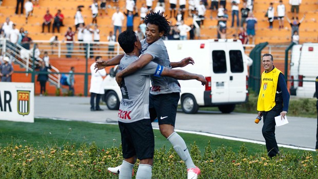 Romarinho e Paulinho comemoram gol do Corinthians contra o Sport (Foto: Paulo Fischer / Futura Press)