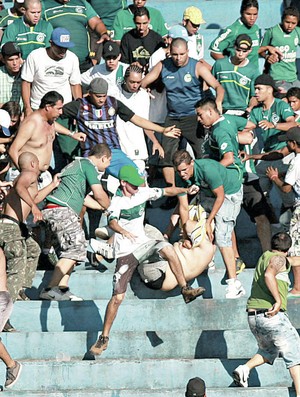 Goiás x Atlético-PR - briga na torcida (Foto: Cristiano Borges / O Popular)