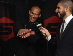 Ronaldo Jacaré faz gesto característico em entrevista (Foto: Reprodução/MMA Fighting)