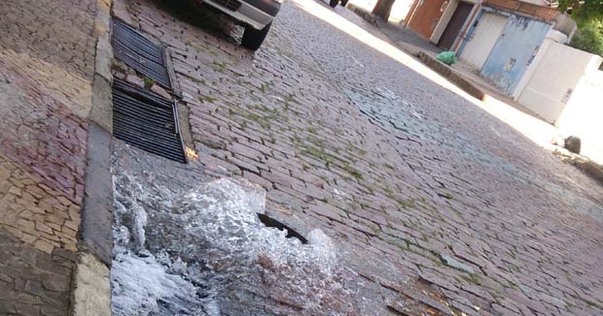 G A Metros Da Sanasa Gua Jorra De Bueiro Em Avenida De