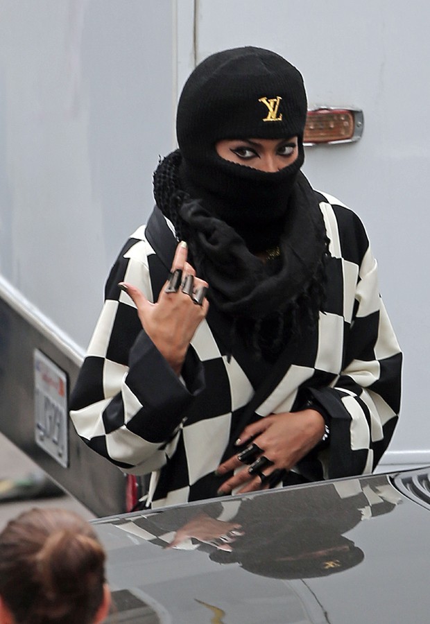 De delineador e touca ninja, Beyoncé usa look 'muçulmano' ao sair