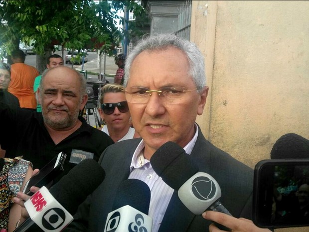Secretário Pedro Florêncio disse que situação dentro da Vidal Pessoa era 'tranquila' (Foto: Marcos Dantas/G1 AM)