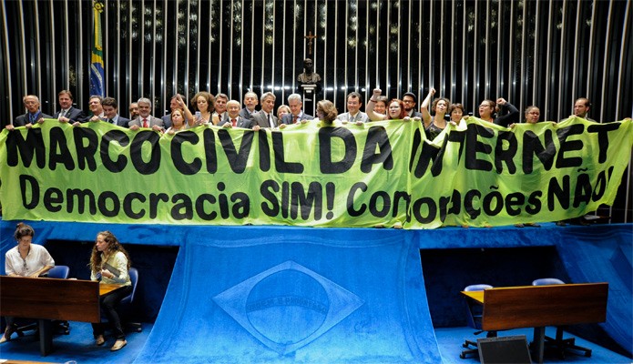 Senadores comemoram a aprovação do Marco Civil no plenário da casa (Foto: Moreira Mariz/Agência Senado)