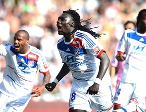 Bafetimbi Gomis comemora gol do Lyon contra o Troyes (Foto: AFP)