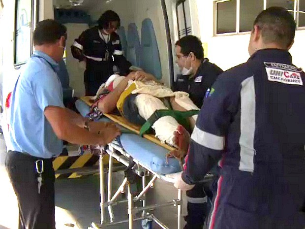 Vítima do acidente chega ao Pronto-Socorro 28 de agosto, em Manaus (Foto: Reprodução/TV Amazonas)