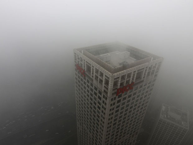 Parte de prédio é visualizado em meio à névoa de poluição que encobriu Pequim nesta quarta-feira (30) (Foto: Jason Lee/Reuters)