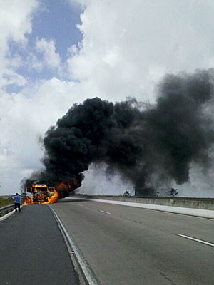 Caminhão pega fogo na BR-101, no Grande Recife (Foto: Kety Marinho / TV Globo)