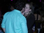 Ex-BBB Paulinha beija muito em show em São Paulo