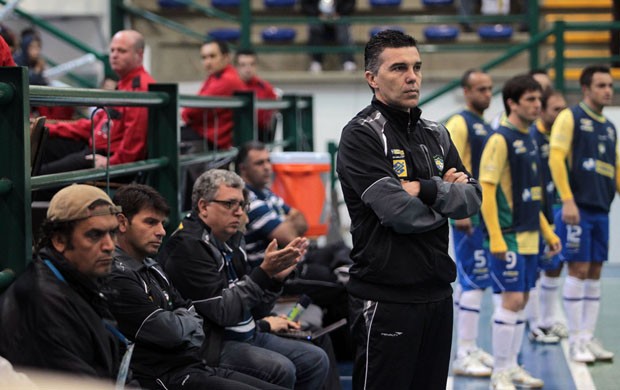 Reinaldo Simões (de óculos) observa o técnico Marcos Sorato (de pé) (Foto: Zerosa Filho/CBFS)