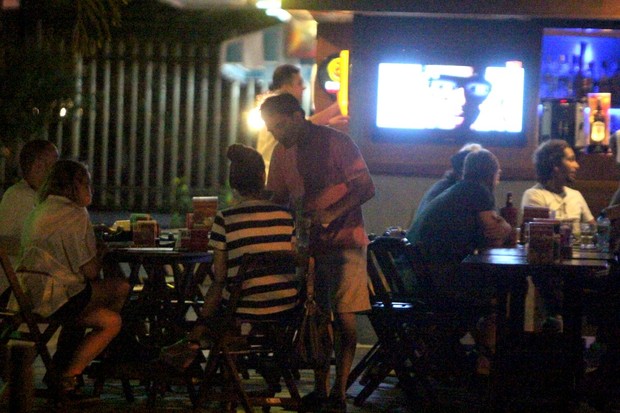 Isis Valverde em bar na Zona Oeste do Rio (Foto: Delson Silva/ Ag. News) Isis Valverde em bar na Zona Oeste do Rio (Foto: Delson Silva/ Ag. News)
