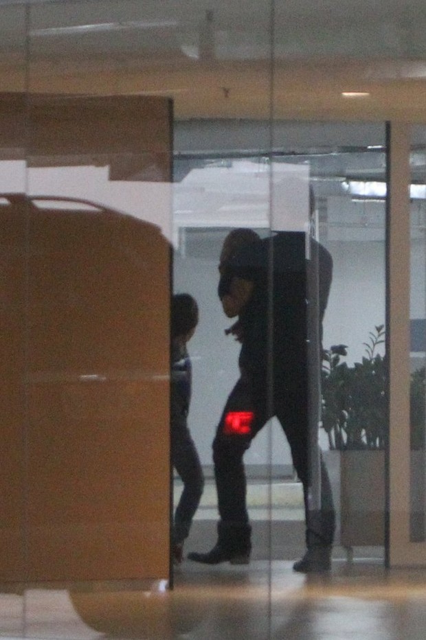 Murilo Rosa e filhos no estacionamento de shopping (Foto: Delson Silva / Agnews)