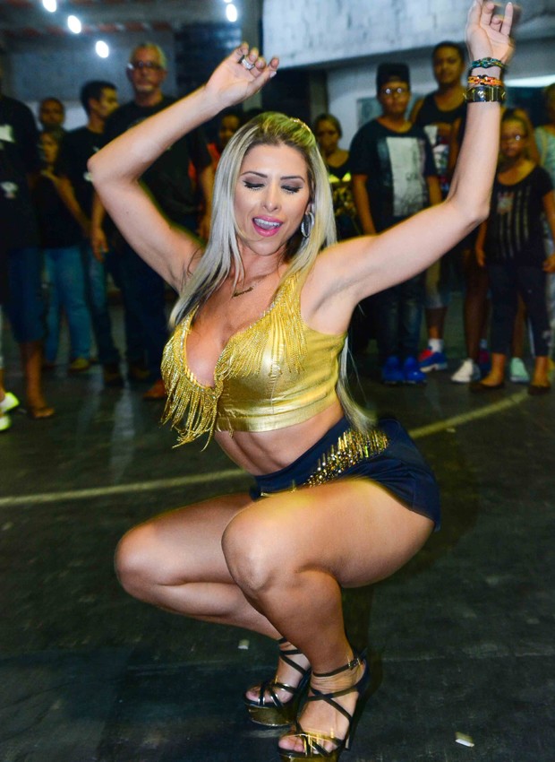 Com Pernas De Fora Ana Paula Minerato Samba Na Quadra Da Gaviões Quem Carnaval Quem 2015