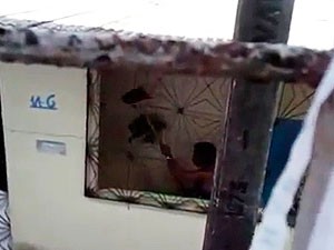 Moradora filma vizinha agredindo cachorro com vassoura em Salvador (Foto: Reprodução)