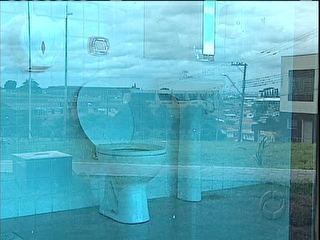 Obra de prédio público em Ponta Grossa tem banheiro com paredes de vidro (Foto: Reprodução)