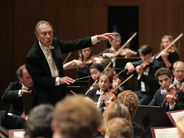 O maestro italiano Claudio Abbado conduz sua orquestra durante a abertura do festival de Lucerna, na Suíça, em agosto de 2007 (Foto: AP Photo/Eddy Risch, Keystone) O maestro italiano Claudio Abbado conduz sua orquestra durante a abertura do festival de Lucerna, na Suíça, em agosto de 2007 (Foto: AP Photo/Eddy Risch, Keystone)