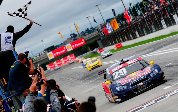 Daniel Serra Stock Car vitória Curitiba 2013 (Foto: Duda Bairros / Stock Car) Daniel Serra Stock Car vitória Curitiba 2013 (Foto: Duda Bairros / Stock Car)