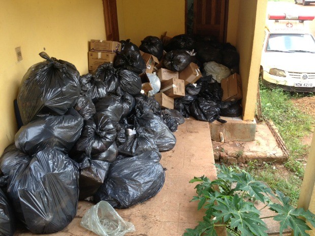 Lixo acumulado na porta de acesso ao necrotério (Foto: Leile Ribeiro/G1)